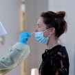 Si bien la gravedad de la enfermedad no ha aumentado en relación con variantes anteriores, los expertos han identificado un síntoma particular que ha sido descrito por los pacientes contagiados con NB.1.8.1.
