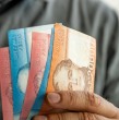 Dos millones de pesos son los que entregará un influencer ligado a la numismática a quien encuentre un billete de $2.000 pesos que cuenta con una particular firma hecha por el usuario de redes sociales. Conoce  los detalles acá.
